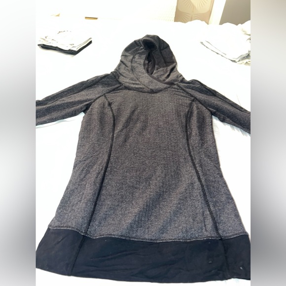 LuluLemonWork Out Long-sleeve - size 4, lightly worn! - Picture 3 of 4